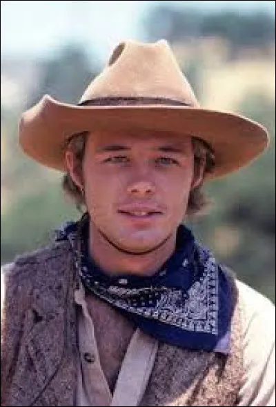 Lacteur William Kirby Cullen joue le jeune frère de la famille. Son prénom est