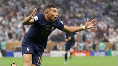 Lors de ce match, Kylian Mbappé inscrit un triplé, n'empêchant malheureusement pas la France de s'incliner lors des tirs au but en fin de rencontre, lors d'une finale d'anthologie. Combien de buts sont marqués lors de cette rencontre ?