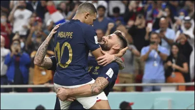 Arrivé 1re de son groupe, la France affronte la Pologne lors des huitièmes de finale. Quel est le fait marquant suite au 1er but du match, signé Giroud ?