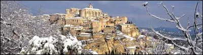 Voici une belle vue enneigée de Gordes. Classée parmi les Plus Beaux Villages de France, cette commune du Luberon se situe dans le département ...