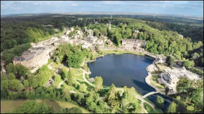 Quelle est cette station thermale normande dans son écrin de verdure ?