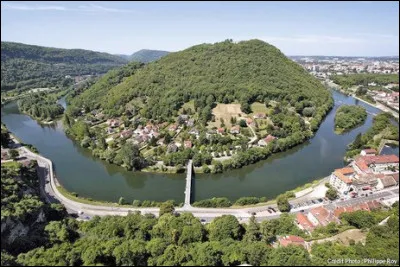 Quelle est cette ville traversée par le Doubs ?