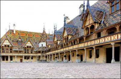 Surtout connue pour ses hospices, quelle est cette ville de Bourgogne ?