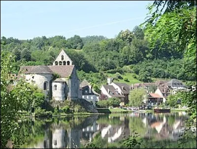 Quelle est cette commune dont la spécialité culinaire est la tarte aux fraises ?