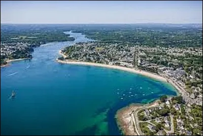 Quelle est cette station balnéaire située en face du port de Sainte-Marine dans le Finistère ?