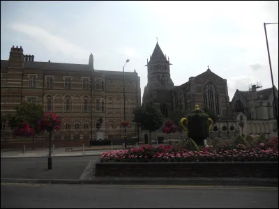 Dans quel sport est attribuée la Calcutta cup ?