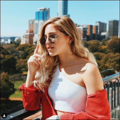 Qui a embrassé Mia en premier ?