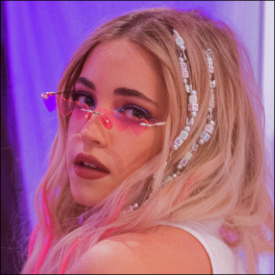 Elle est actrice et chanteuse.