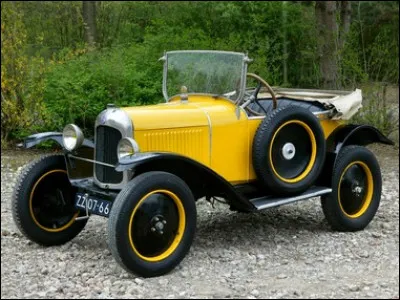 Ce même constructeur proposait dans les années 20 une torpédo trois places. Quelle est cette couleur osée pour l'époque ?