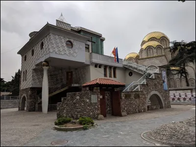 Personnalité : Quelle personnalité morte à Calcutta possède un musée en son nom dans la ville ?