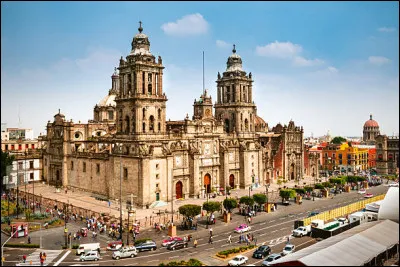 Lieu d'exception : Sur combien d'années a été construite la cathédrale métropolitaine de Mexico ?