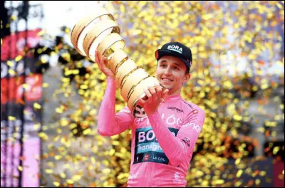 Quel coureur cycliste a remporté le Tour d'Italie 2022 ?