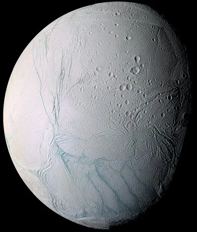 Quelle est cette lune de Saturne, qui possède un océan d'eau liquide sous sa surface de glace, susceptible d'abriter des formes de vie ?