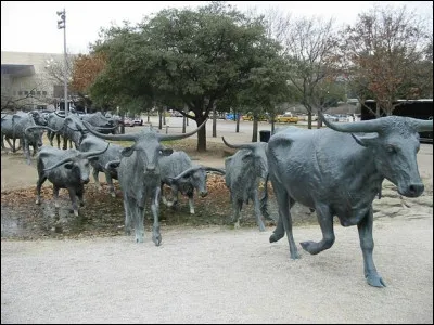 Art : En quoi sont faites les statues qui se trouvent sur le Pioneer Plaza ?