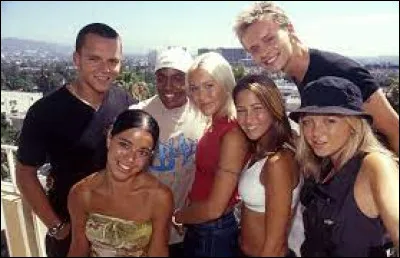 Un groupe ayant eu sa propre série télévisée. Leur plus gros tube est "Don't Stop Moving". Il s'agit de...