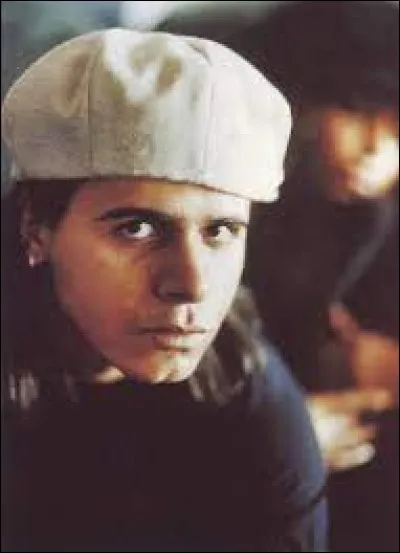 Voici la chanson "Au nom de la rose" sorti en 1999. Ce morceau reprend le thème principal du film "Love Story". Qui l'a chanté ?