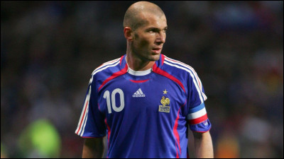 Dans quel club Zidane a-t-il commencé sa carrière professionnelle de footballeur ?