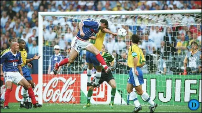 En 1998, Zidane permet à la France de remporter sa première Coupe du monde en inscrivant un doublé face au Brésil en finale pour une victoire finale 3-0. Combien de but inscrit-t-il au total lors de la compétition ?
