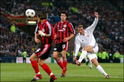 Considéré comme l'un des buts les plus iconiques de sa carrière, Zinédine Zidane inscrit un but d'une reprise de volée, offrant la victoire à son équipe en finale de ligue des champions en 2002. Contre quelle équipe était-ce ?