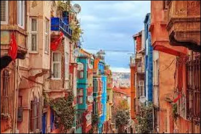 Ville : Comment s'appelle ce quartier coloré d'Istanbul ?