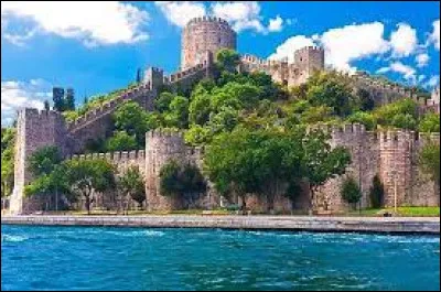 Sport : Comment s'appelle le club de foot de la ville d'Istanbul qui arbore des couleurs rouge et jaune ?