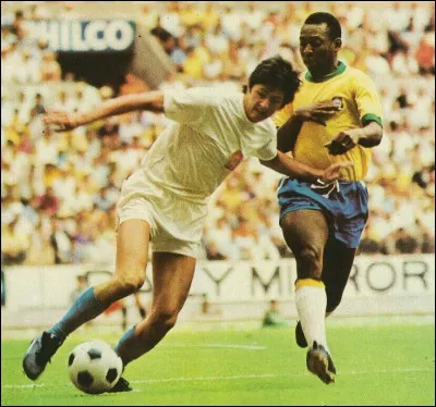 La Coupe du monde au Mexique en 1970 fut la sienne et la plus belle de tous les temps, sans doute grâce à ses gestes insensés. Que tenta-t-il face au gardien tchécoslovaque Viktor ?