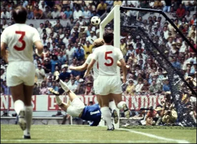 Au cours de cette même coupe du monde, contre quel gardien a-t-il "mis un but de la tête" que celui-ci a arrêté ?