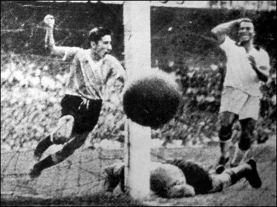 A l'âge de 10 ans et à la suite de quel drame, Pelé a affirmé à son père, alors effondré et en larmes, qu'il gagnerait la coupe du monde pour lui ?