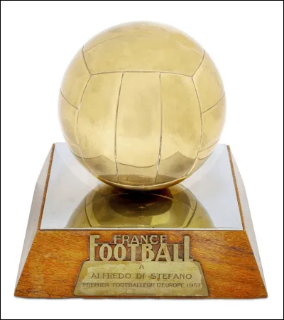 Pour quelle raison, alors qu'il est le meilleur joueur du monde, Pelé n'a-t-il jamais reçu de Ballon d'Or en tant que footballeur en activité ?