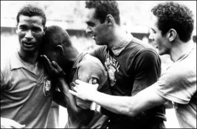 Alors que l'émotion et les larmes l'envahissent à la suite de la victoire du Brésil, à quel âge remporte-t-il sa 1ère coupe du monde en 1958 ?