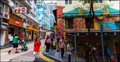 Ville : Comment s'appelle ce quartier pittoresque de Hong Kong où on peut trouver toutes sortes de boutiques traditionnelles chinoises, de la pharmacopée au poisson séché ?