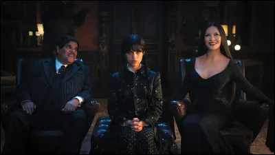 Comment s'appelle le lycée que Mercredi a intégré au milieu de l'année ?