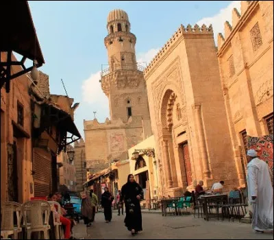 Histoire : Quelle ville de l'Égypte antique se trouvait au sud de la ville du Caire ?