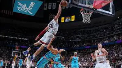 Après le football, passons maintenant au basket-ball. Quelle équipe a remporté la NBA ?