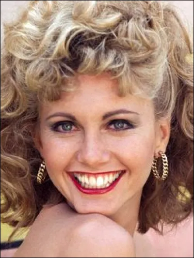 La chanteuse et actrice Olivia Newton-John est décédée le 8 août 2022. On noubliera jamais son rôle dans le film Grease, aux côtés de John Travolta, avec qui elle interprétait les chansons Summer Nights et You're the One That I Want. Dans Grease, elle incarnait