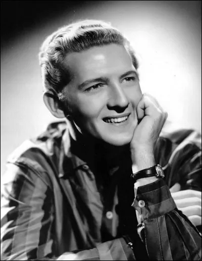 Pionnier du rock n roll, Jerry Lee Lewis est décédé le 28 octobre 2022. Son style était rapide et énergique, tant au piano quau chant, nhésitant pas à frapper le clavier avec ses poings ou ses talons, ou même à jouer debout. Provocateur et outrancier, de quelle façon a-t-il forgé sa réputation de « bad boy » ?