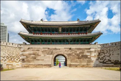 Monument : La grande porte du Sud date de 1398 mais a été reconstruite à l'identique en 2013. Qu'est-ce qui l'avait endommagée ?