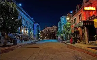 Dans quelle ville de Californie l'intrigue du long-métrage "Bullitt" est-elle située ?