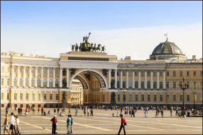 Personnalité : Quel grand compositeur est mort à Saint-Pétersbourg et y possède sa sépulture ?