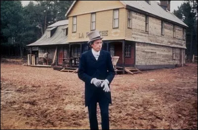 Dans quel film Jacques Brel se métamorphose-t-il en dandy dans le Canada de 1916 ?