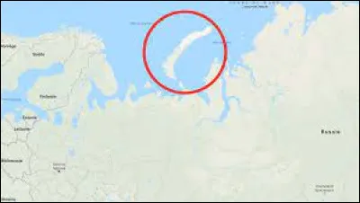 Comme s'appelle cet archipel russe constitué de deux îles principales et d'une superficie de 90 650 km2 ?