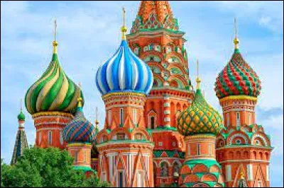 Comment se nomme la cathédrale sur la place Rouge à Moscou ?