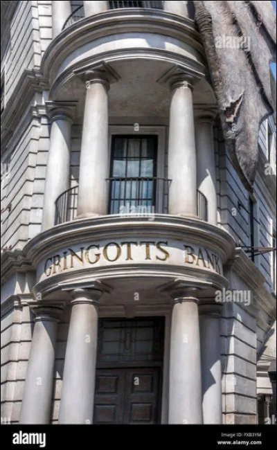 Compl&egrave;te le texte &eacute;crit sur la porte de Gringotts : Entre ici &eacute;tranger si tel est ton d&eacute;sir. Mais &agrave; l’app&acirc;t du gain, renonce &agrave; ob&eacute;ir. Car celui qui veut prendre et ne veut pas gagner, de sa cupidit&eacute;, le prix devra payer. Si tu veux t'emparer, en ce lieu souterrain, d’un tr&eacute;sor convoit&eacute; qui jamais ne fut tien, voleur, tu trouveras, en guise de ta richesse, le juste ch&acirc;timent de ta folle......
