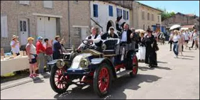 Nous terminons notre balade au village 1900, à Xaronval. Village du Grand-Est, entre Charmes et Mirecourt, il se situe dans le département ...