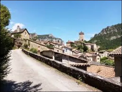 Petit village Aveyronnais de 73 habitants, sur le Causse noir, Peyreleau se situe en région ...