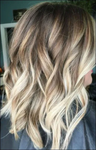 De quelle couleur sont les mèches d'Aria ?