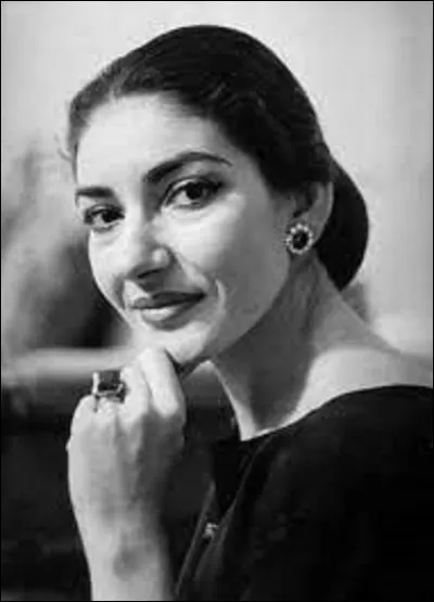 Née le 2 décembre à New York, Maria Callas est une cantatrice grecque. Chanteuse d'opéra inoubliable par sa voix, elle meurt le 16 septembre 1977 à Paris. Quel surnom ne lui est pas attribué ?