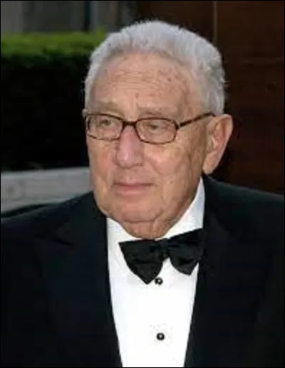 Toujours en vie, Henry Kissinger a vu le jour à Fürth en Allemagne le 27 mai 1923. Diplomate américain, politologue et consultant en géopolitique, pour quels présidents des États-Unis a-t-il été secrétaire d'État ?