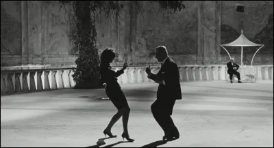Film italien tourné en 1963 par Federico Fellini qui nous plonge dans l'univers et les fantasmes d'un homme dépressif perdu dans une station thermale, c'est ?