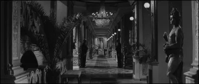 C'est un film qui a reçu le Grand prix de Venise en 1961, réalisé par Alain Resnais et qui dépeint une rencontre vaine entre un homme et une femme perdus dans un monde figé et glaçant...